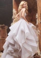 Буйна многостепенна сватбена рокля