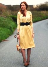 Жълта плетена плетена рокля
