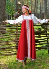Kosoklinnaya модел на руски сарафан