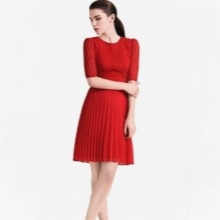 Червена плисирана рокля