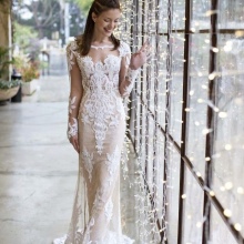 Сватбена рокля с прозрачни ръкави