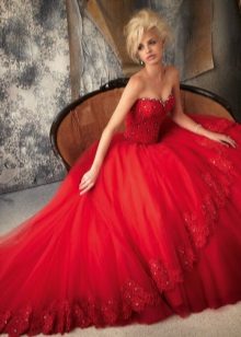 Красива пухкава червена рокля с корсет
