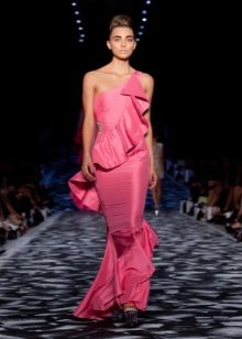 Розова рокля с перче едно рамо
