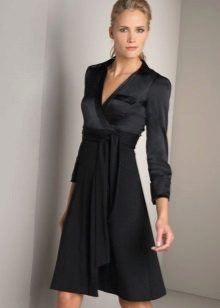 Черна обвита рокля с дълги ръкави