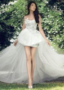 Къса сватбена рокля без презрамки с влак