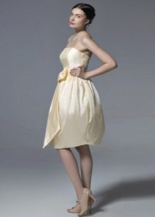 Елегантна бежова бюстие рокля с пола на камбана