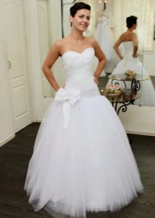 Сватбена рокля с ниска височина с мрежеста пола