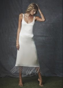 Малка рокля от midi в бяло