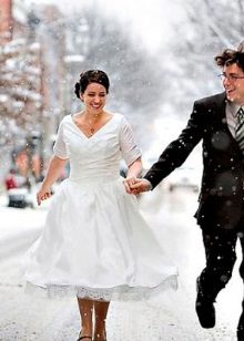 Зимна къса сватбена рокля