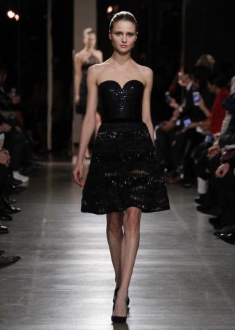 Черна рокля бюстие с пола на камбана със средна дължина