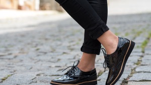 Черни обувки от лакирана кожа