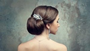 Събрани прически за сватбата: красив висок стайлинг с воал, диадема и корона