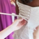 Как да завържете корсет на сватбена рокля?
