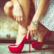 Червени обувки от лакирана кожа