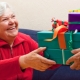 Какво да подарите на възрастен човек на рожден ден?