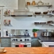 Рафтове в кухнята вместо шкафове: характеристики и критерии за подбор