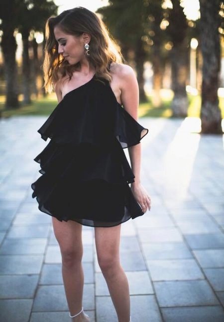 Черна къса рокля с хоризонтален волана